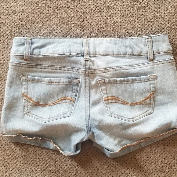 Women's Jean Shorts. Size 7. - Picture 2 of 4